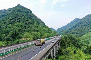 戰(zhàn)酷暑，高遠(yuǎn)養(yǎng)護(hù)工程十面捷報(bào)
